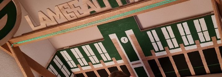Football-Stadion als Holzdekoration ums Bett